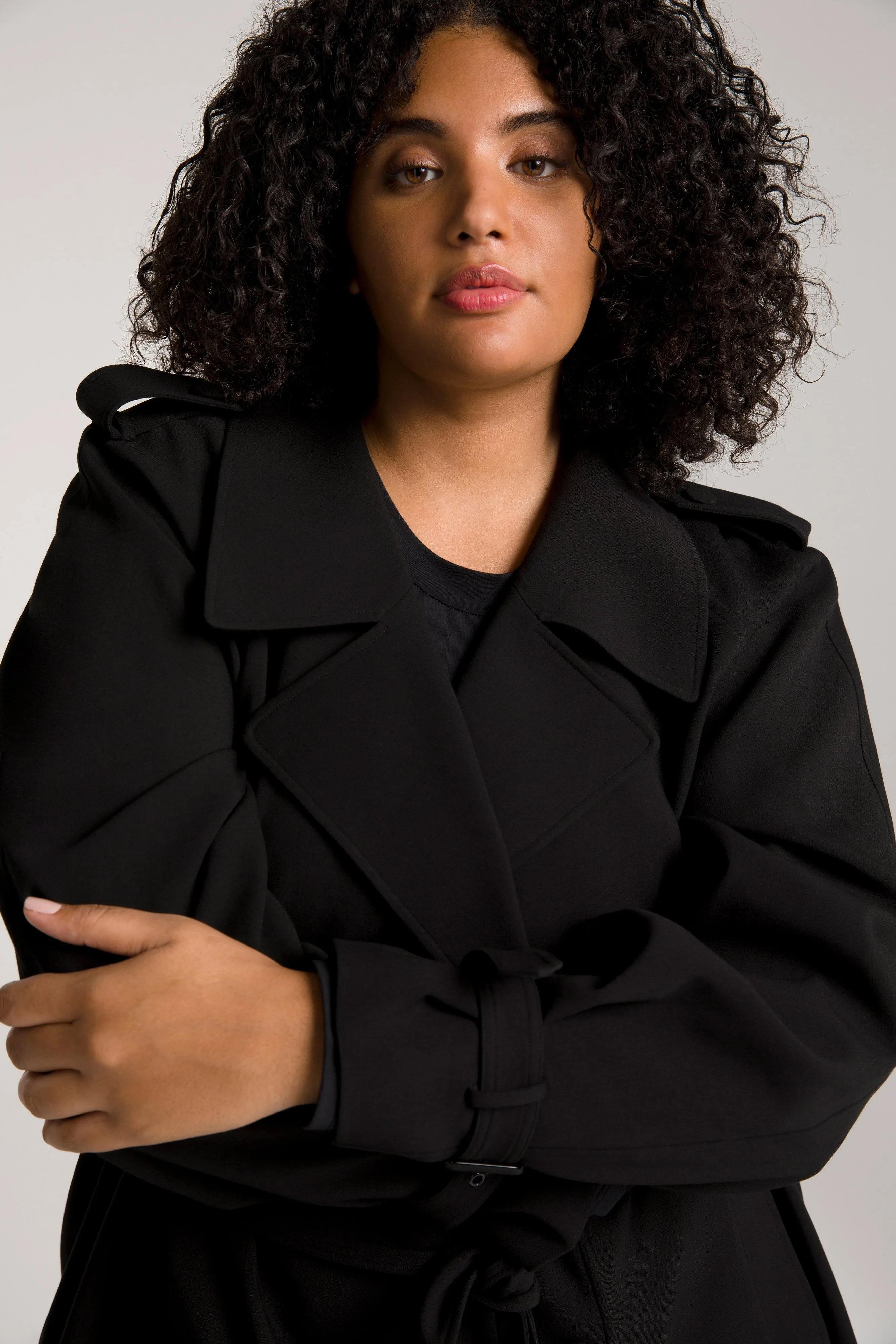 RUNWAY TRENCH | BLACK001