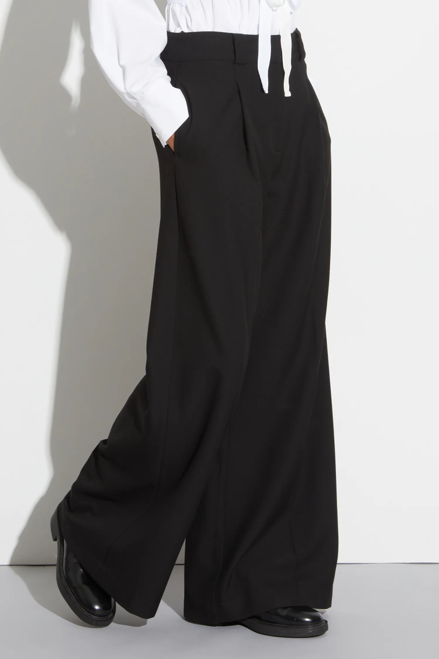 Tiffany Mid-Waisted Wideleg Trouser, Black